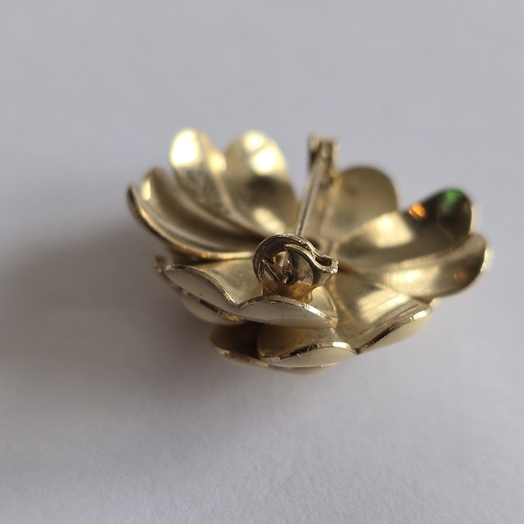 Vintage brooch flower cream colored enamel Gold tone floral pin - Picture 9 of 9